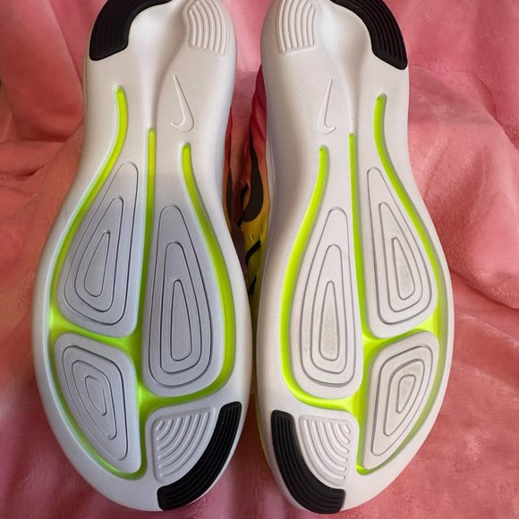 Nike - Picture 3 of 3